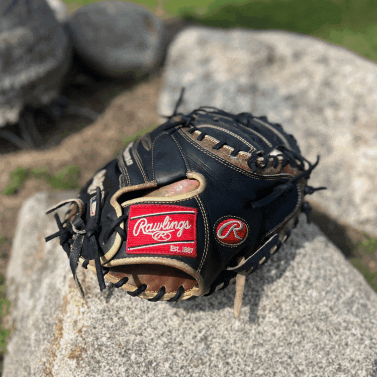 saint forian leather custom glove re-lacing photo's playing as a GIF, showing the various lace color options and an example classic Rawlings glove on display